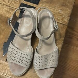 Vionic espadrilles 9.5M with 3 inch heel